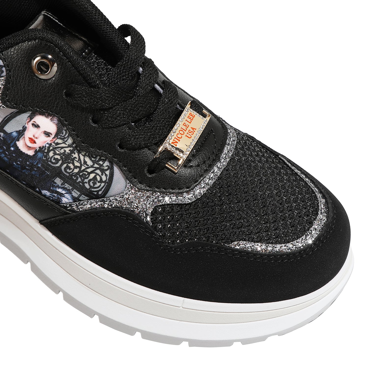 FASHIONABLE SHOES (<tc>MODA SNOWFLAKE</tc>)