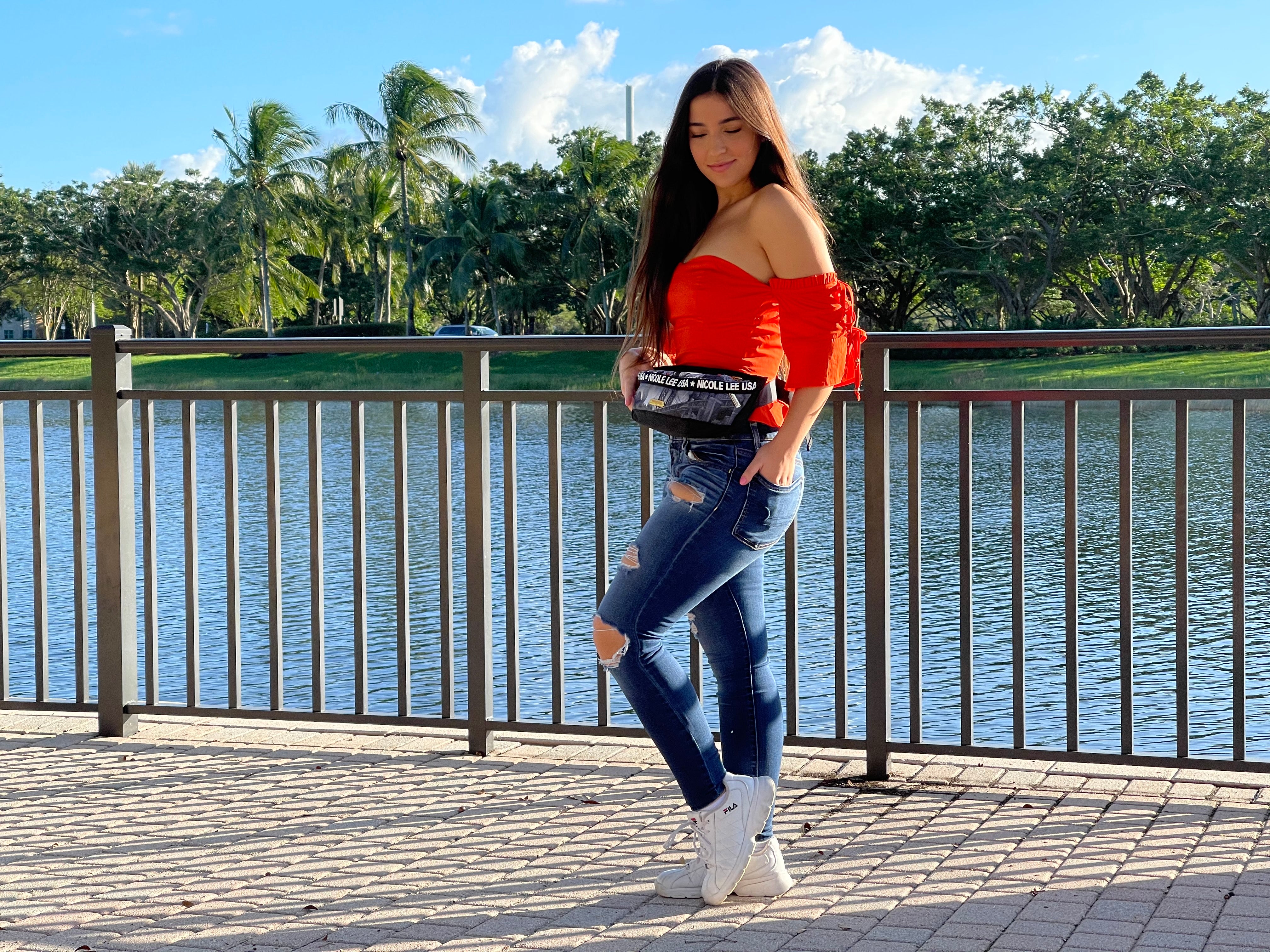 RIÑONERA MODERNA CON ESTAMPADO